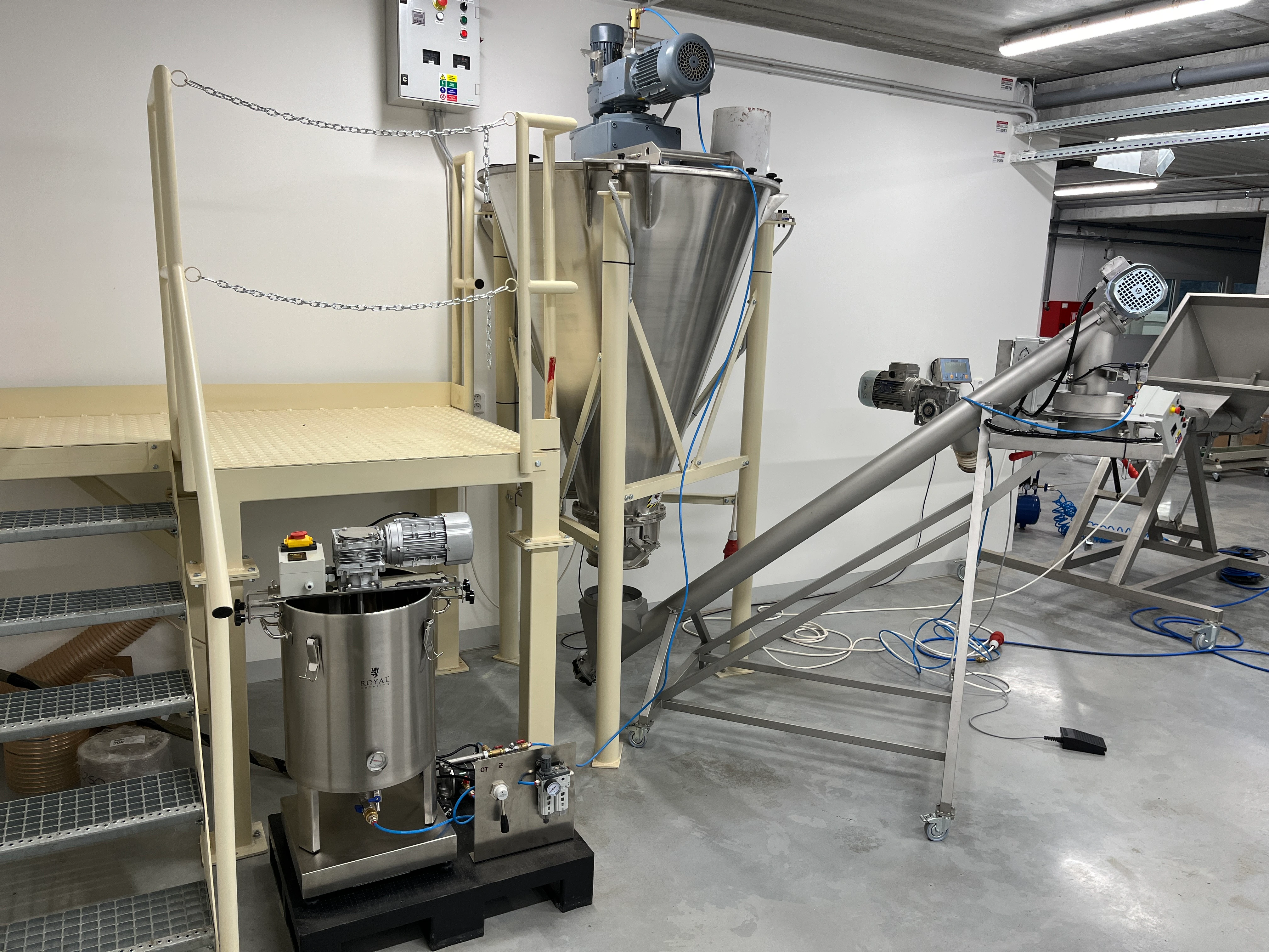 Vertikální míchací zařízení se šnekvým plnícím dopravníkem